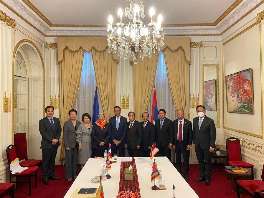 Cuộc họp có sự tham dự của 10 Đại sứ các nước thành viên ASEAN tại Paris.