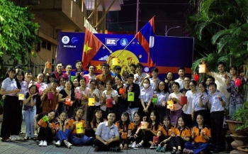Sinh viên Việt - Lào vui tết Trung thu