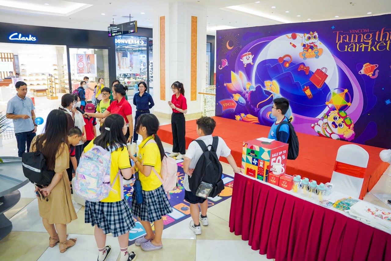 Trò chơi bàn cờ “Tỷ phú Gắn-kết” phiên bản người thật được rất nhiều bạn trẻ yêu thích, háo hức xếp hàng chơi.