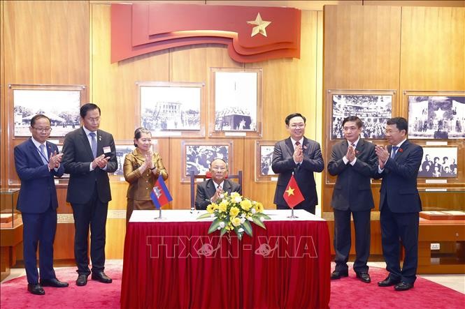 Chủ tịch Quốc hội Vương Đình Huệ đón, hội đàm với Chủ tịch Quốc hội Campuchia