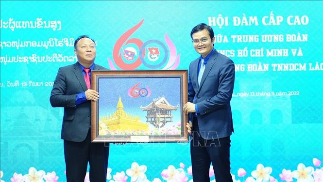 Trao truyền cho thanh thiếu nhi hai nước mối quan hệ đặc biệt Việt Nam - Lào