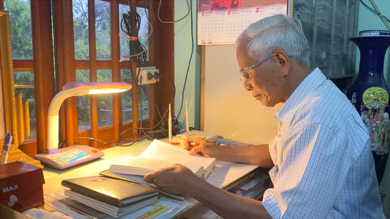 Hàng ngày, ông Lê Reo vẫn miệt mài nghiên cứu tài liệu đã ghi chép về chiến trường xưa (Ảnh: Vũ Lan).