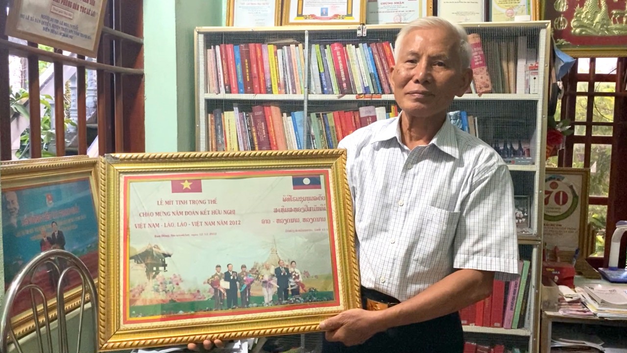 Ông Lê Reo bên hiện vật sưu tầm (Ảnh: Vũ Lan).