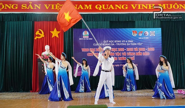 Trao 180 suất học bổng cho học sinh dân tộc thiểu số, vùng biển, đảo tỉnh Thừa Thiên Huế