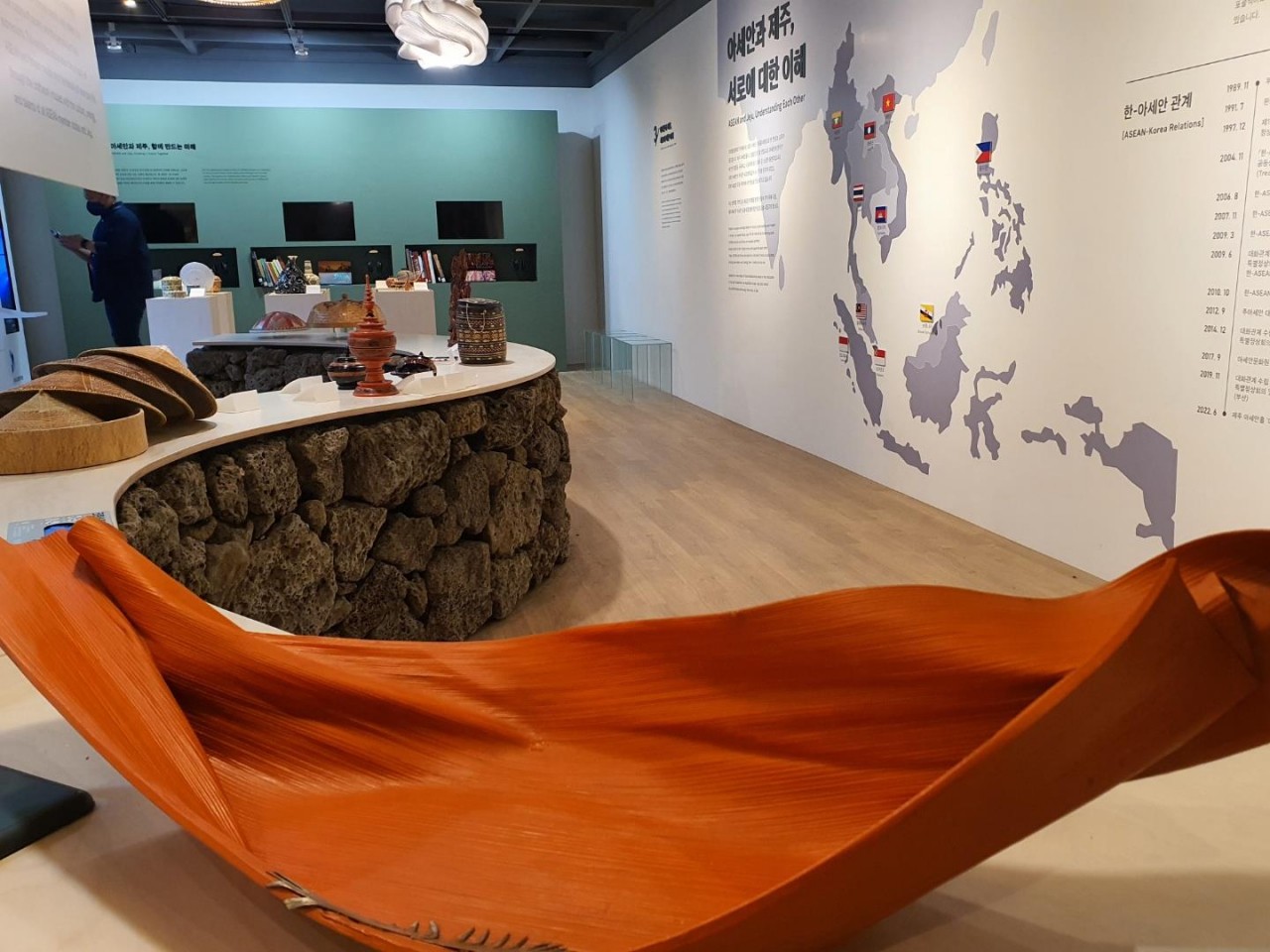 Hàng thủ công mỹ nghệ được trưng bày tại triển lãm khai mạc Jeju ASEAN Hall. (Yonhap)