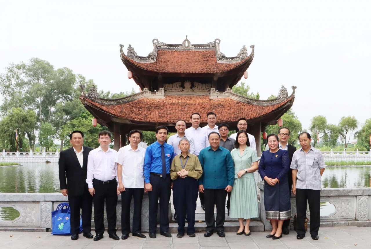 Đoàn đại biểu TƯ Đoàn Thanh niên Nhân dân cách mạng Lào thăm quan tại Đền Đô, thành phố Từ Sơn (Ảnh: Cổng TTĐT tỉnh Bắc Ninh).