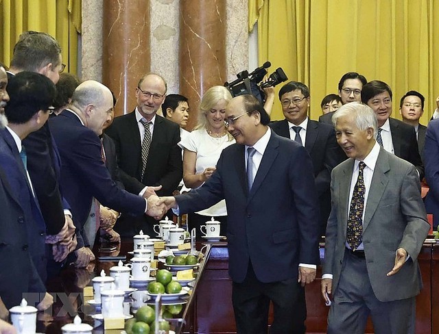 Chủ tịch nước tiếp các nhà khoa học đạt giải Nobel (Ảnh: TTXVN).