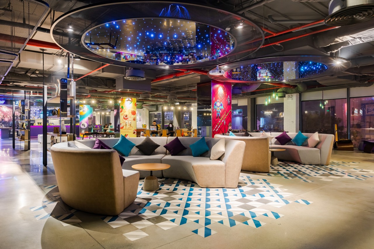 Không gian cuốn hút của JO247 Lounge tại SOJO Hotels.