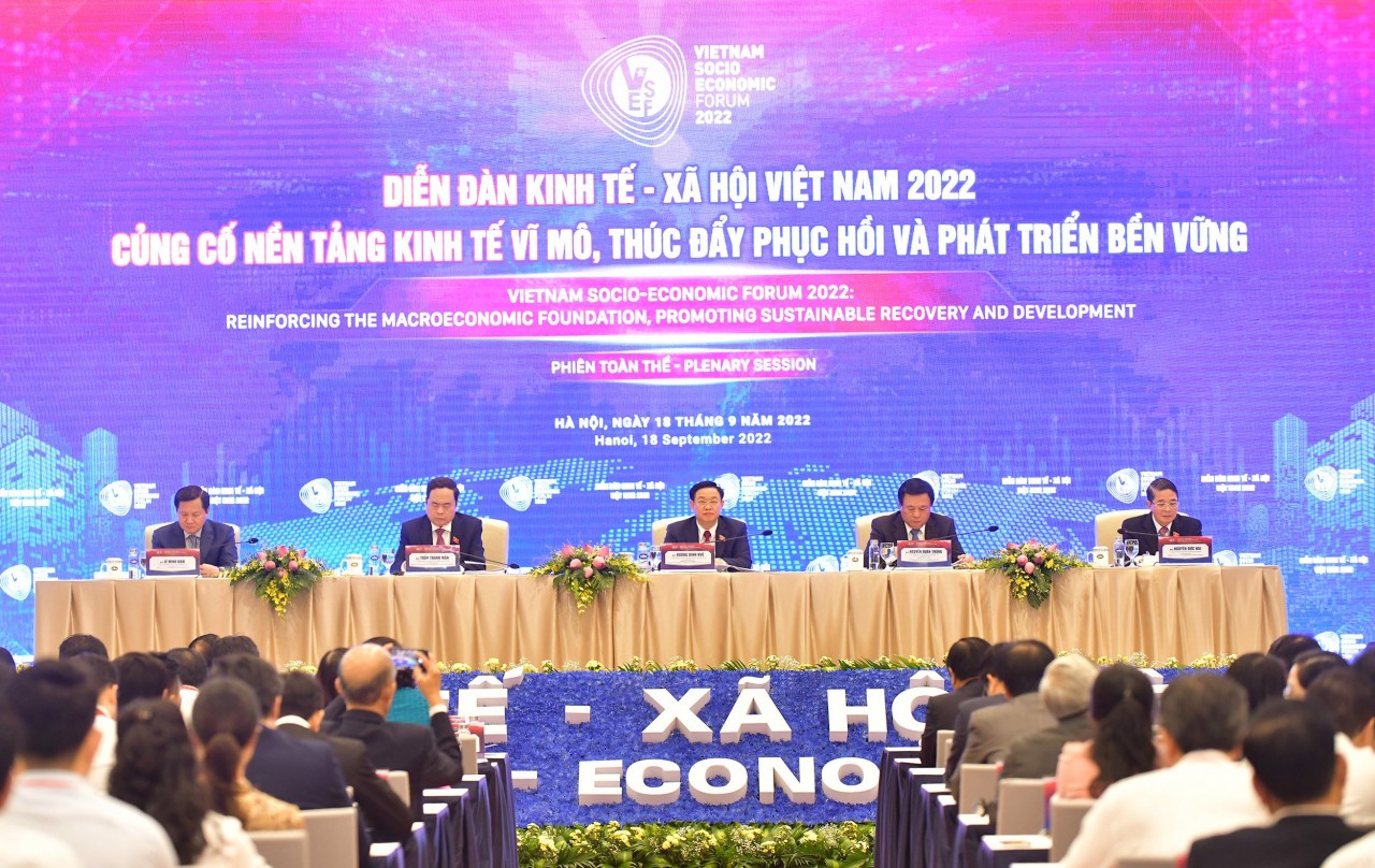 Củng cố nền tảng kinh tế vĩ mô, thúc đẩy phục hồi và phát triển bền vững
