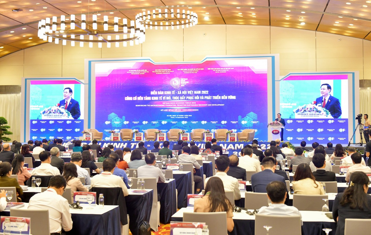 Chủ tịch Quốc hội: Chú trọng cơ cấu tín dụng, đưa vốn vào nền kinh tế thực