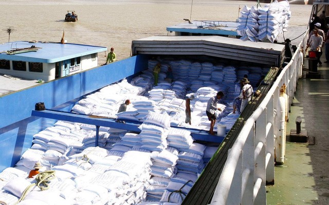 Trong những ngày qua, giá gạo xuất khẩu của Việt Nam liên tục tăng, khoảng hơn 30 USD/tấn so với hồi đầu tháng 9/2022 (Ảnh: TTXVN)