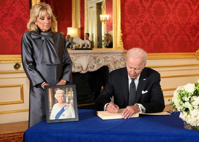Vương quốc Anh tiễn biệt Nữ hoàng Anh Elizabeth II về nơi an nghỉ cuối cùng Hành trình cuối cùng của cố Nữ hoàng Anh Elizabeth II từ Balmoral đến London