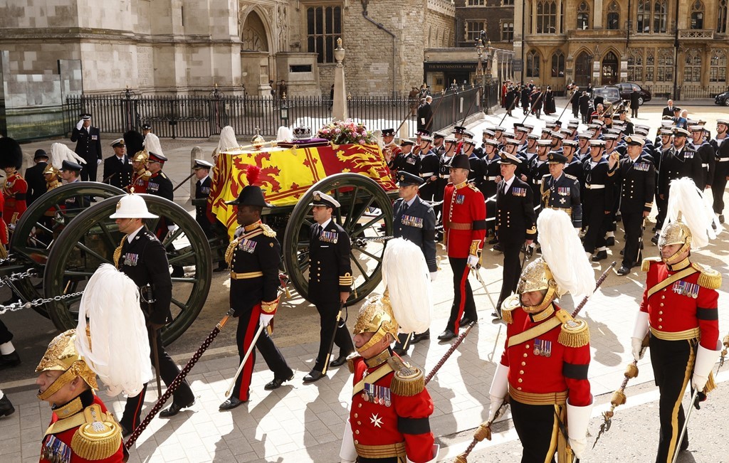 Vương quốc Anh tiễn biệt Nữ hoàng Anh Elizabeth II về nơi an nghỉ cuối cùng Hành trình cuối cùng của cố Nữ hoàng Anh Elizabeth II từ Balmoral đến London