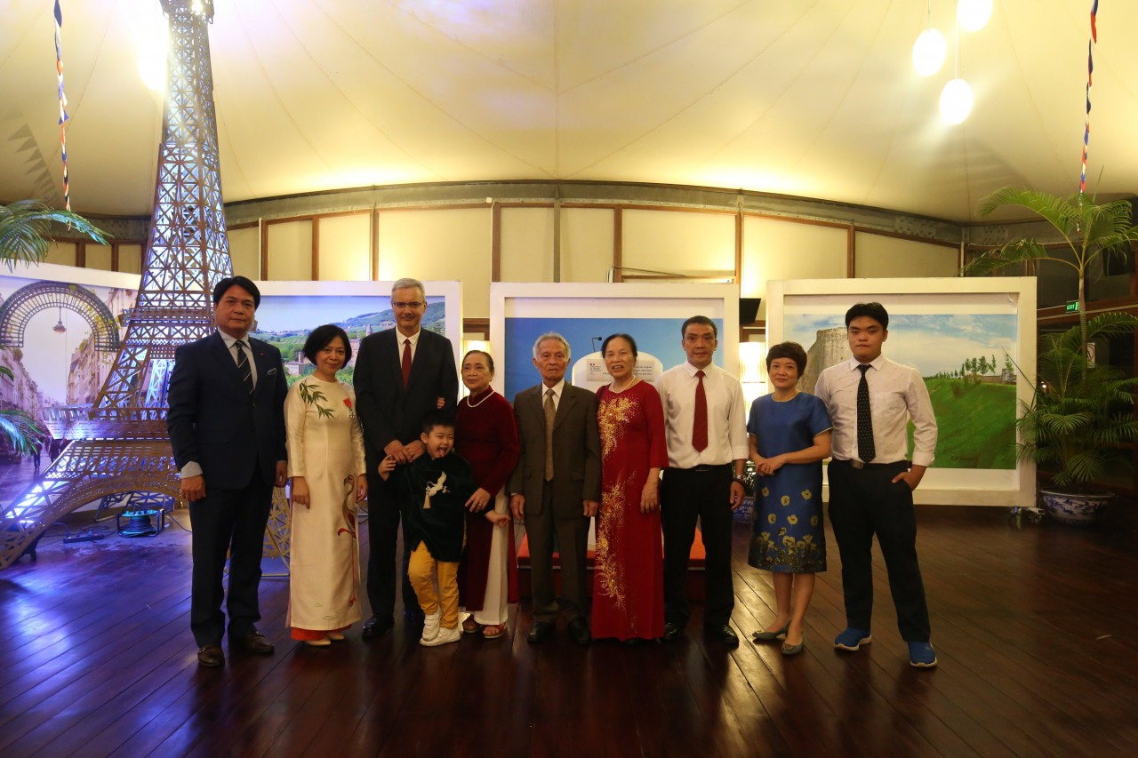 Đại sứ Nguyễn Thị Bích Huệ nhận Huân chương Bắc Đẩu Bội tinh của Pháp