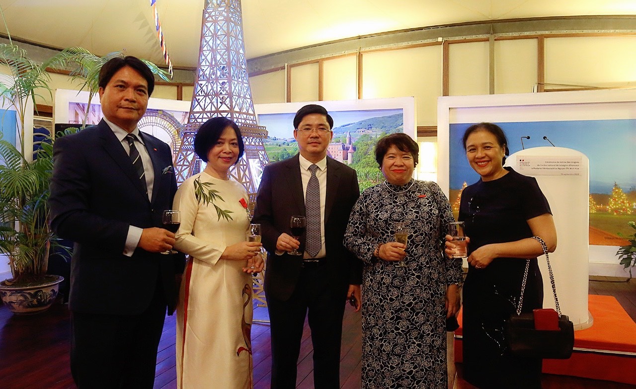 Đại sứ Nguyễn Thị Bích Huệ nhận Huân chương Bắc Đẩu Bội tinh của Pháp