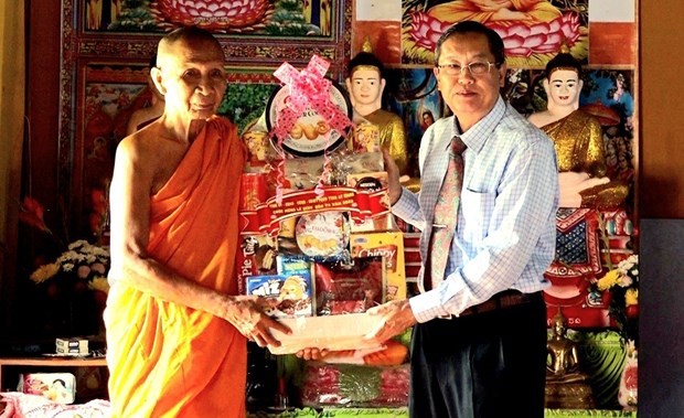 Phó Bí thư Thường trực Tỉnh ủy, Chủ tịch HĐND tỉnh An Giang Lê Văn Nưng thăm, chúc Lễ Sene Dolta tại chùa Soài So Tơm Nớp, xã Núi Tô, huyện Tri Tôn. Ảnh: Công Mạo-TTXVN