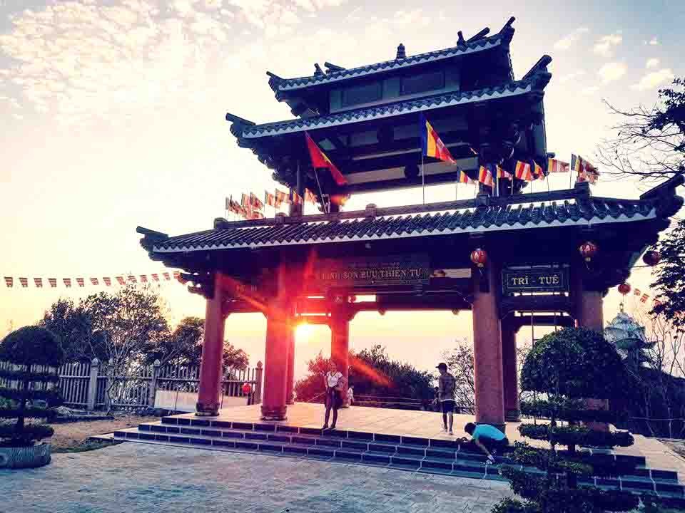 Cổng vào Chùa Linh Quy Pháp Ấn (Ảnh: