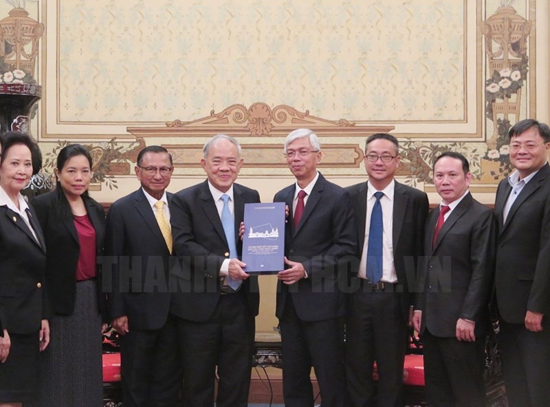 Phó Chủ tịch UBND TPHCM Võ Văn Hoan tặng quà lưu niệm tại buổi tiếp đoàn đại biểu Thượng viện Thái Lan.