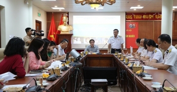 Hải quân nhận đỡ đầu con ngư dân
