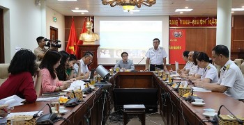 Hải quân nhận đỡ đầu con ngư dân