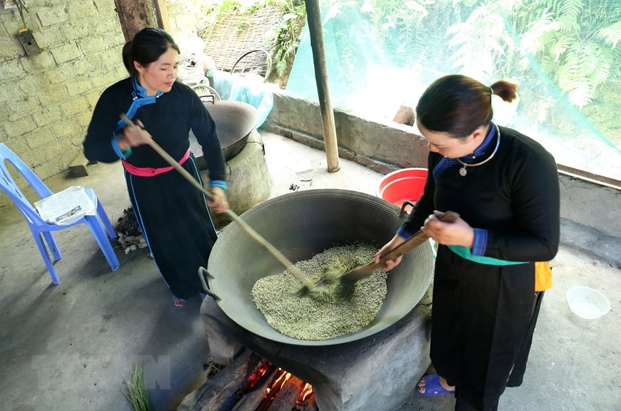 Rang cốm phải đều tay, nhỏ lửa để hạt cốm không bị cháy, không khô, xanh đều (Ảnh: Quốc Khánh/TTXVN). Rang cốm phải đều tay, nhỏ lửa để hạt cốm không bị cháy, không khô, xanh đều (Ảnh: Quốc Khánh/TTXVN).