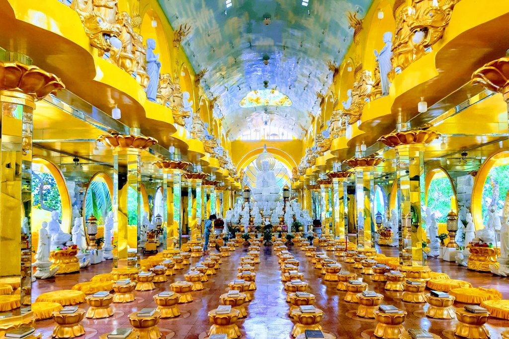 Bên trong chánh điện chùa là dãy tượng thập bát La Hán, ở chính giữa là Đức Phật Thích Ca Mâu Ni bằng đá cẩm thạch (Ảnh sưu tầm).