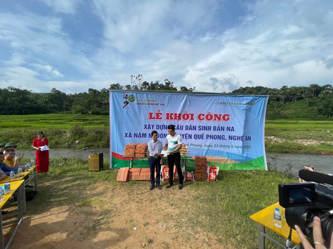 Tiếp tục khởi công xây cầu vượt lũ cho đồng bào miền núi huyện Quế Phong (Nghệ An)