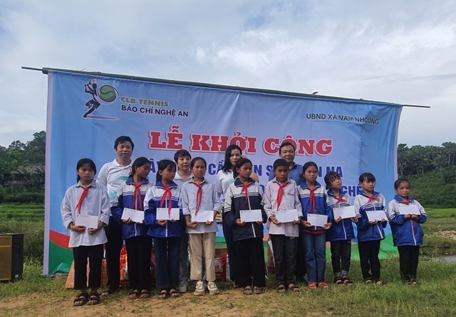 Tiếp tục khởi công xây cầu vượt lũ cho đồng bào miền núi huyện Quế Phong (Nghệ An)