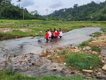 tiep tuc khoi cong xay cau vuot lu cho dong bao mien nui huyen que phong nghe an