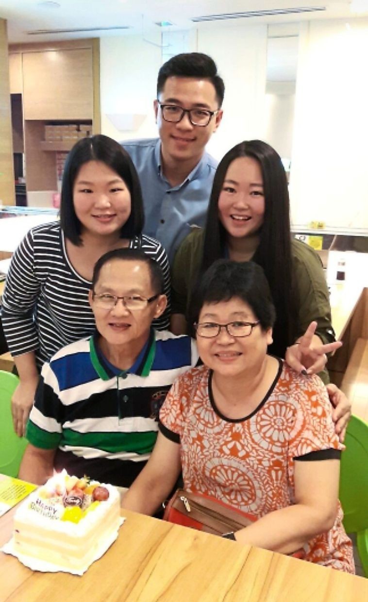 Cặp vợ chồng khiếm thính Rachel Lee và Timothy Low (ngồi) hạnh phúc bên những đứa con lành lặn của mình