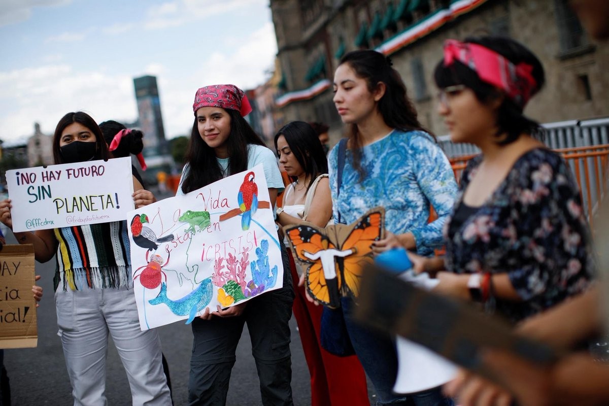 Nhóm bạn trẻ ở Mexico (Ảnh: Raquel Cunha/Reuters)