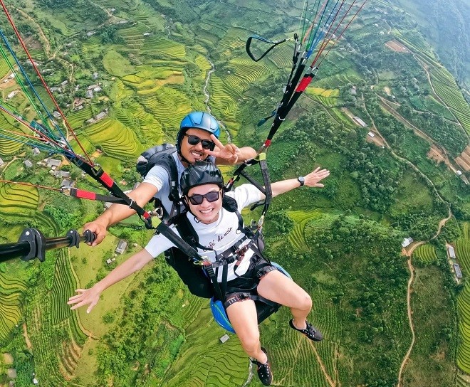 Du khách đăng ký bay dù lượn ngắm cảnh đẹp Ruộng bậc thang Mù Cang Chải vào mùa lúa chín