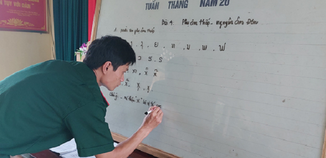  Đại uý QNCN Phan Đình Tuấn giảng bài (Ảnh: Anh Bách).