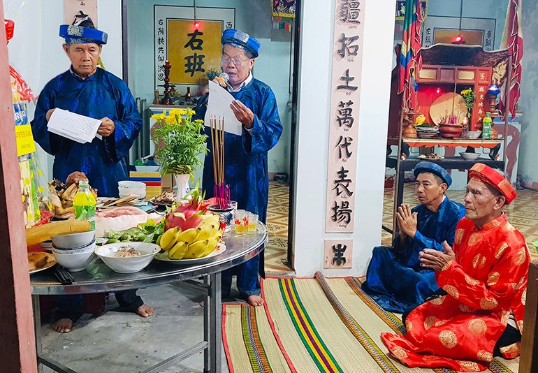 Cúng tế các bậc tiền nhân và liệt sĩ trong lễ cúng Thu tại đình Ninh Tịnh, phường 9, TP Tuy Hòa. Ảnh: YÊN LAN