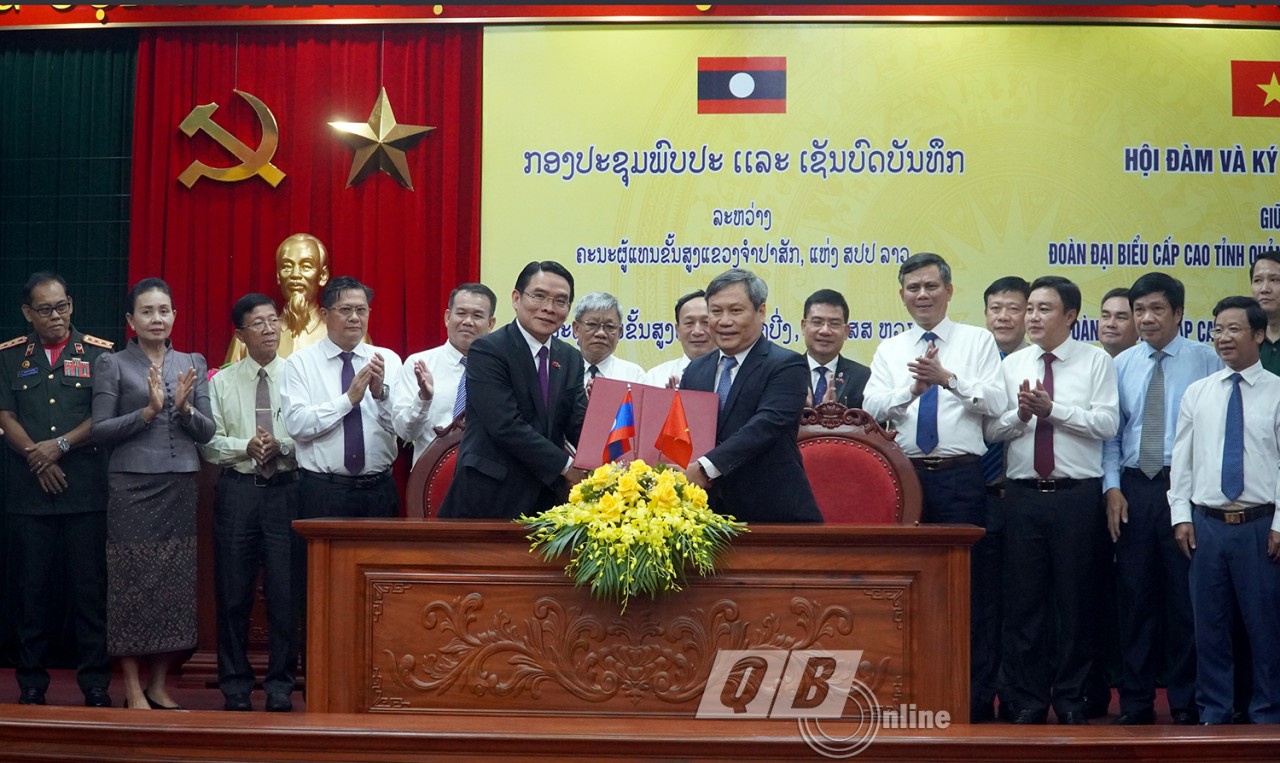 Đồng chí Bí thư Tỉnh ủy Quảng Bình Vũ Đại Thắng và đồng chí Bí thư Tỉnh ủy, Tỉnh trưởng Chăm-pa-sắc Vị-lay-vông Bút-đa-khăm ký biên bản hợp tác (Ảnh: Báo Quảng Bình).
