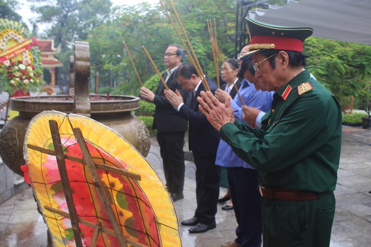 Hội hữu nghị Việt Nam - Lào, Đại sứ quán Lào tại Việt Nam dâng hương tri ân anh hùng liệt sĩ hai nước