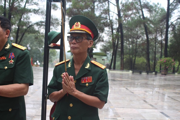 Hội hữu nghị Việt Nam - Lào, Đại sứ quán Lào tại Việt Nam dâng hương tri ân anh hùng liệt sĩ hai nước
