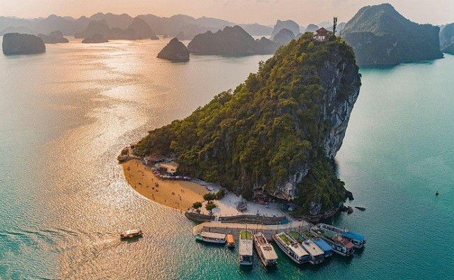 Đảo Ti Tốp – một trong những biểu tượng cho vẻ đẹp vịnh Hạ Long (Ảnh: ST).