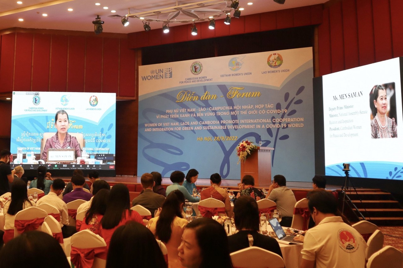 Bà bà Men Sam An, Phó Chủ tịch Đảng Nhân dân Campuchia, Phó Thủ tướng Chính phủ Hoàng gia Campuchia, Chủ tịch Hội Phụ nữ Campuchia vì Hòa bình và Phát triển phát biểu trực tuyến tại Diễn đàn (Ảnh: Hạnh Trần).