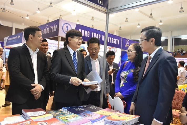 Bộ trưởng Bộ Giáo dục và Thể thao Lào và Bộ trưởng Bộ GDĐT Việt Nam thăm các gian trưng bày tại triển lãm.