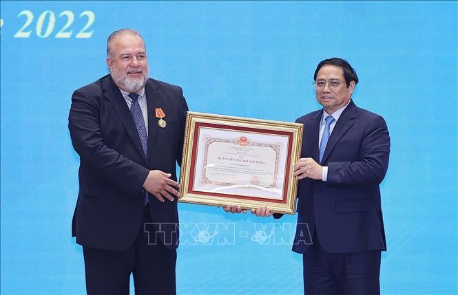 Trao Huân chương Hồ Chí Minh cho Thủ tướng Cuba Manuel Marrero Cruz