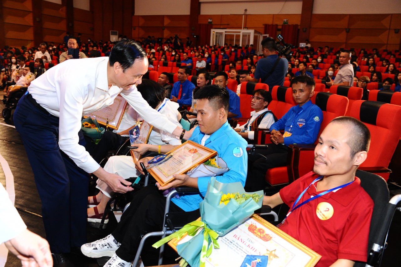 Phó Chủ tịch Ủy ban Trung ương Mặt trận Tổ quốc Việt Nam Phùng Khánh Tài trao hoa và biểu trưng cho các cá nhân được tuyên dương 