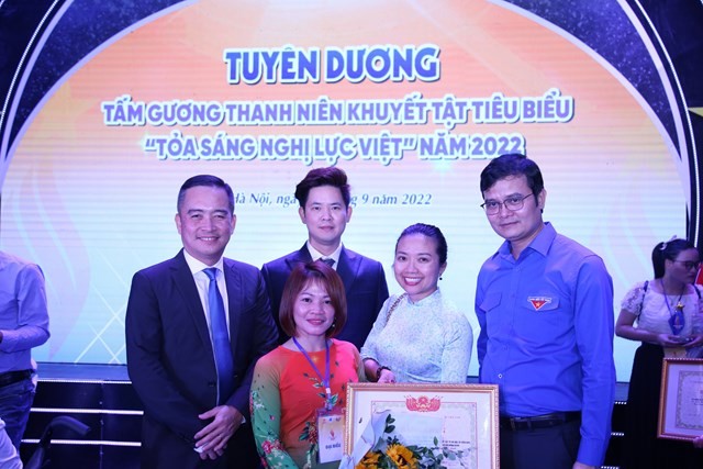 Ban tổ chức tuyên dương những tấm gương người khuyết tật tiêu biểu.