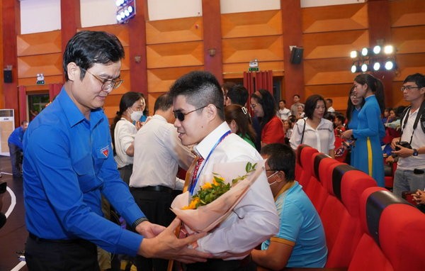 Phó trưởng Ban thường trực Ban Dân vận Trung ương Phạm Tất Thắng và Bí thư thứ nhất Trung ương Đoàn Bùi Quang Huy trao hoa và biểu trưng cho các cá nhân được tuyên dương