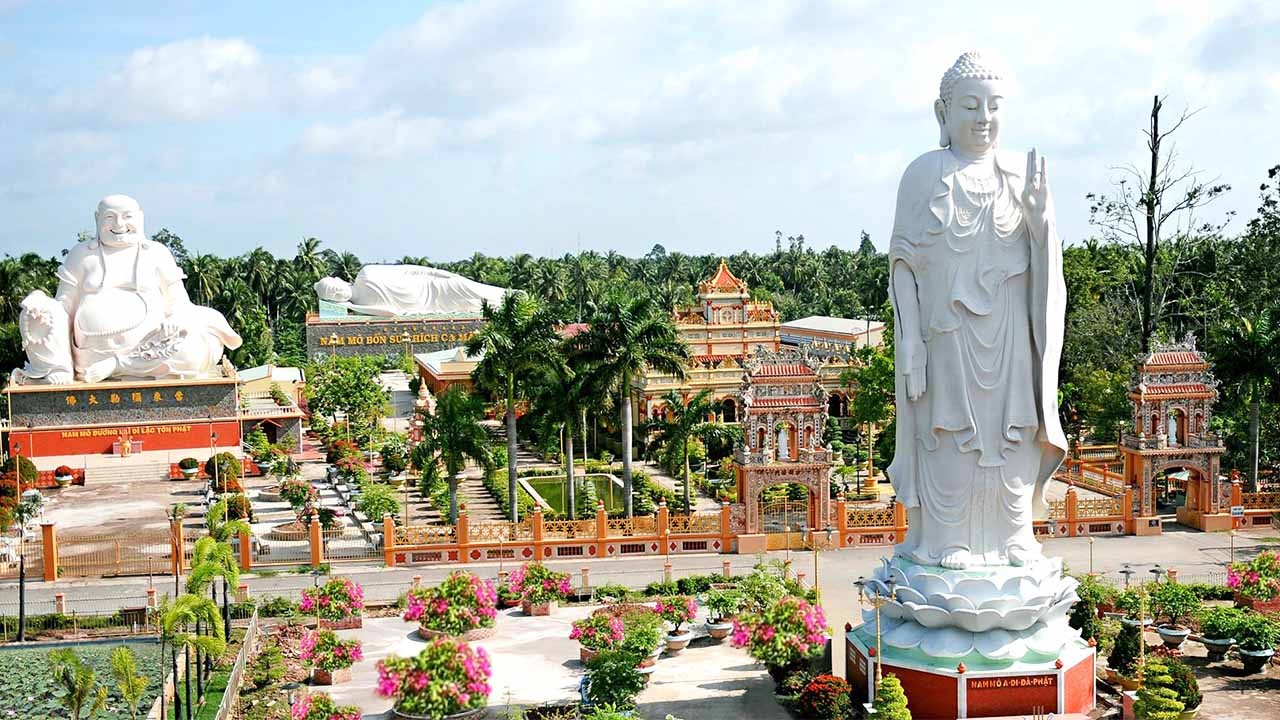Tượng Phật A Di Đà được xem là biểu tượng của ngôi chùa hiện nay. (Ảnh sưu tầm).