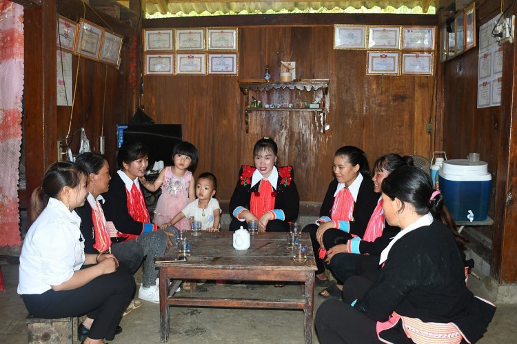 Chi hội Phụ nữ xã Nậm Chảy thăm, nắm nguyện vọng của hội viên để tìm nguồn kết nạp Đảng. Chi hội Phụ nữ xã Nậm Chảy thăm, nắm nguyện vọng của hội viên để tìm nguồn kết nạp Đảng.