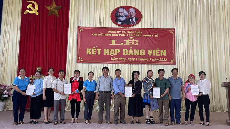 Một buổi lễ kết nạp đảng viên tại xã Nậm Chảy. Một buổi lễ kết nạp đảng viên tại xã Nậm Chảy.