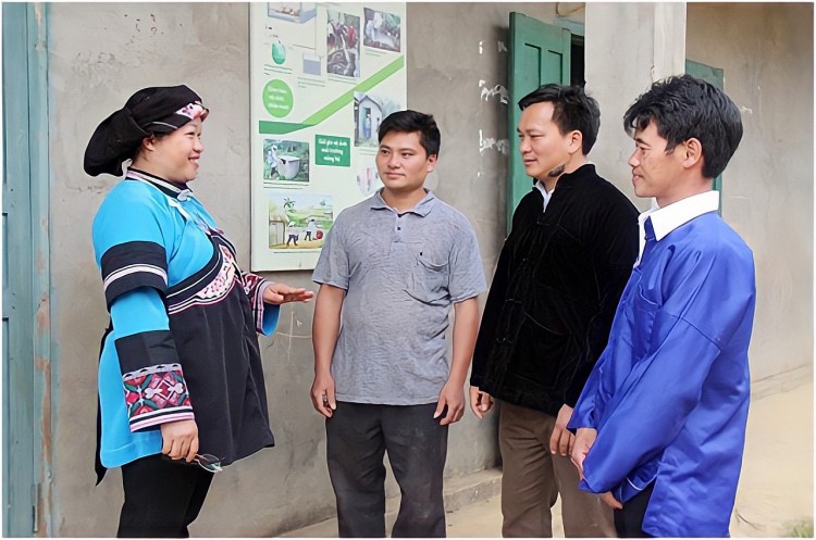 Chị Hoa trao đổi công việc cùng các trưởng thôn. Chị Hoa trao đổi công việc cùng các trưởng thôn.