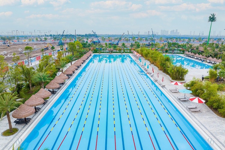 Đặc quyền trải nghiệm nghiệm bơi lội như kình ngư thực thụ dưới làn nước xanh mát và 10 làn bơi như các bể thi đấu tại Olympic. 