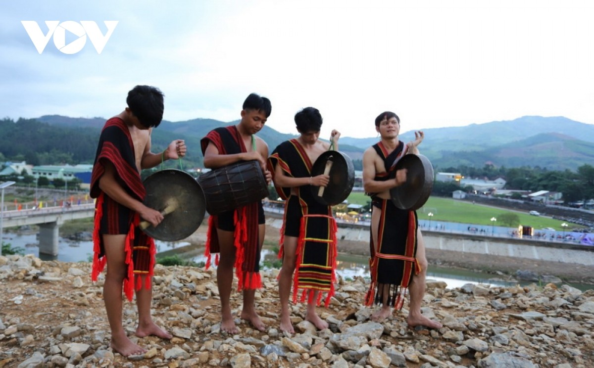 Giữ hồn cồng chiêng cho lớp trẻ